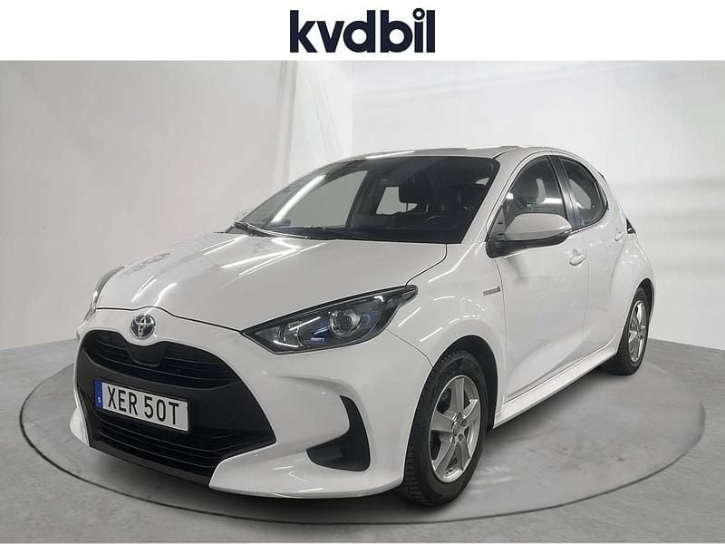Vit Begagnad 2020 Toyota Yaris Hybrid | 159 000 kr - Bild 1/3