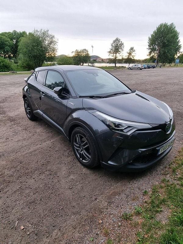 Grå Begagnad 2018 Toyota C-HR Executive SUV | 210 000 kr (Marknadspris) - Bild 1/4