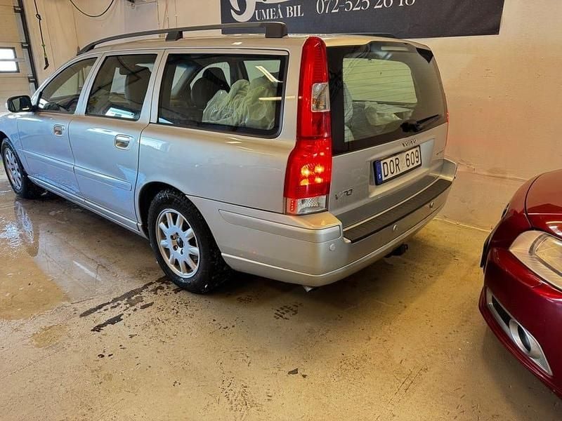 Begagnad Volvo V70 Momentum 170 HK (125 kW) 2008 Silver Kombi