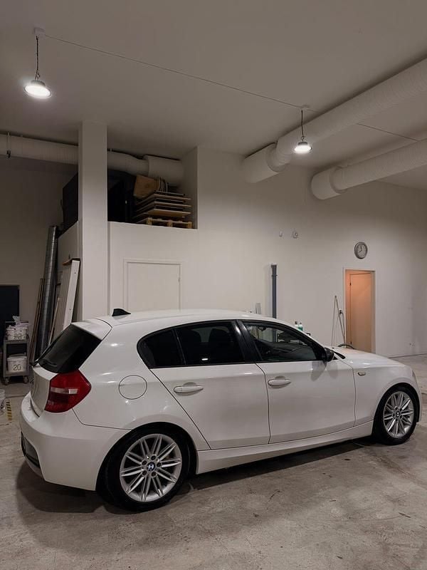 Begagnad 2008 BMW 120 Halvkombi | 65 000 kr (Marknadspris) - Bild 1/4
