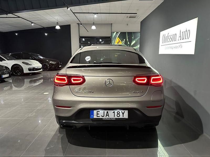 Begagnad Mercedes GLC300 AMG line Plus 320 HK (235 kW) 2023 Mojavesilver met Sportkupé