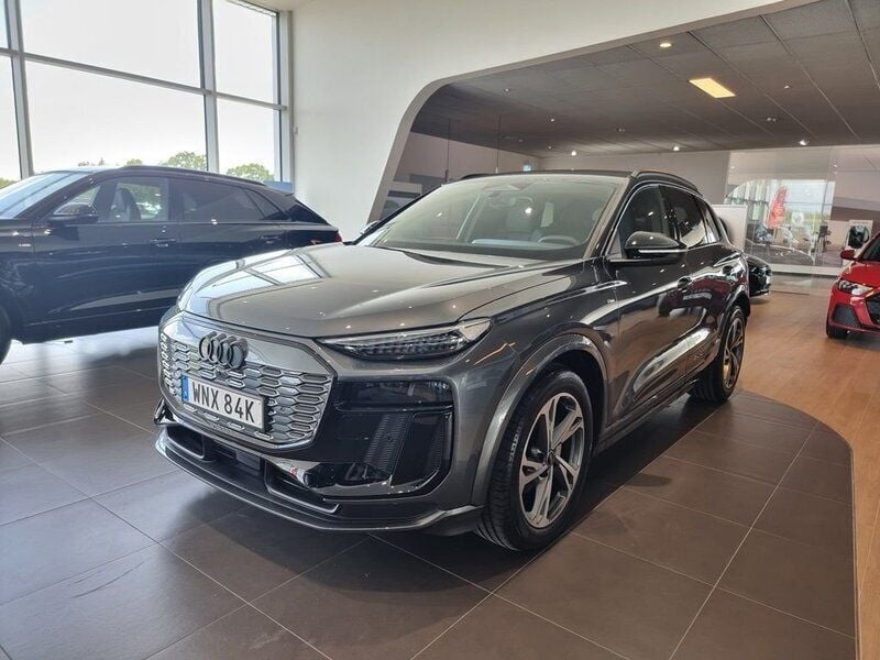 Grå (daytonagrå pärleffekt) Ny 2025 Audi Q6 e-tron Design SUV | 1 000 100 kr (Lite dyr) - Bild 1/4