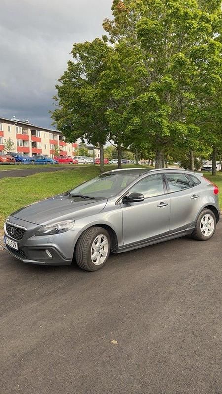 Grå Begagnad 2015 Volvo V40 CC Momentum Kombi | 120 000 kr (Marknadspris) - Bild 1/4