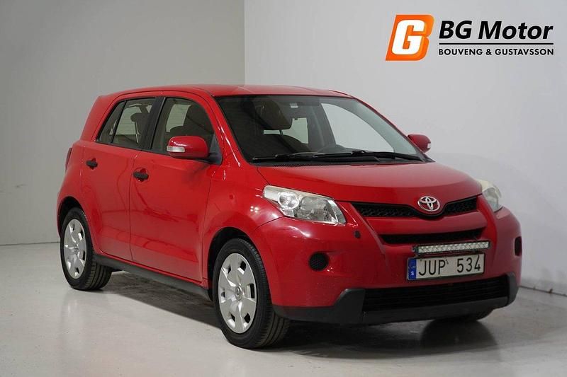 Röd Begagnad 2010 Toyota Urban Cruiser Halvkombi | 69 900 kr (Lite dyr) - Bild 1/4