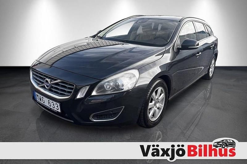 Grå Begagnad 2012 Volvo V60 Momentum Kombi | 69 900 kr (Marknadspris) - Bild 1/4