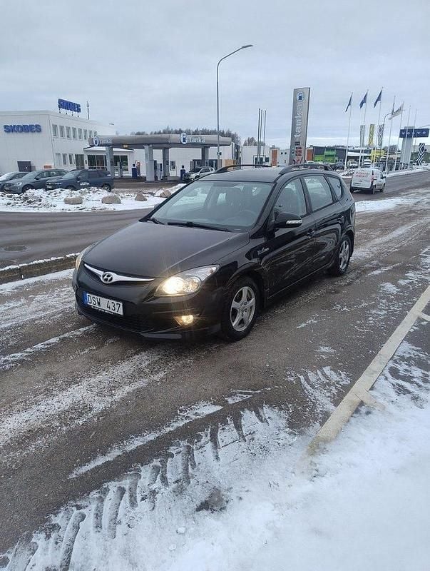 Svart Begagnad 2012 Hyundai i30 Kombi | 46 900 kr (Marknadspris) - Bild 1/4
