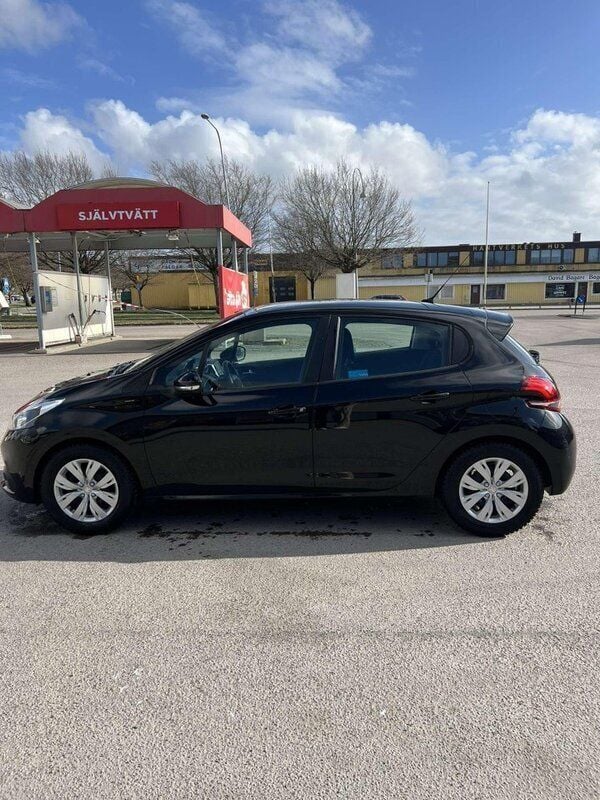 Svart Begagnad 2018 Peugeot 208 Halvkombi | 99 000 kr (Marknadspris) - Bild 1/4