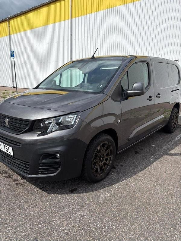 Grå Begagnad 2019 Peugeot Partner Minibuss | 165 000 kr (Marknadspris) - Bild 1/4