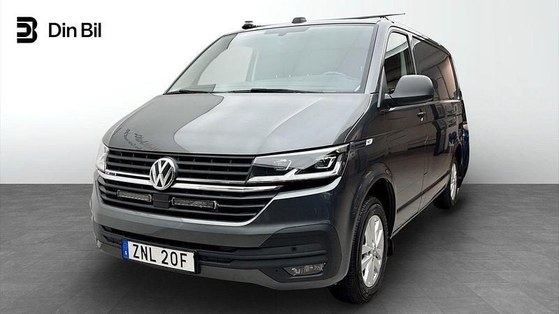 Grå (indiumgrå metallic) Begagnad 2021 VW T6.1 Van | 399 000 kr (Marknadspris) - Bild 1/4