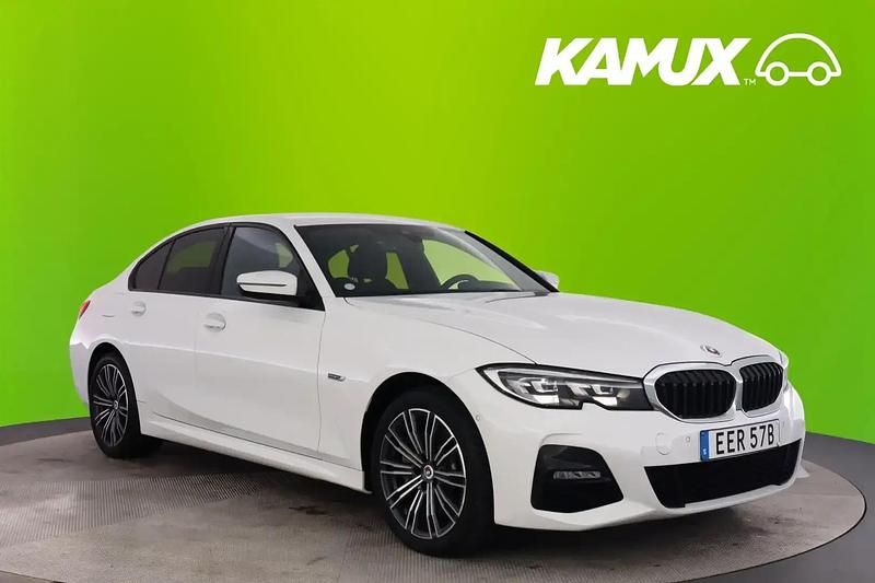 Vit Begagnad 2022 BMW 330e M Sport Sedan | 354 800 kr (Marknadspris) - Bild 1/4