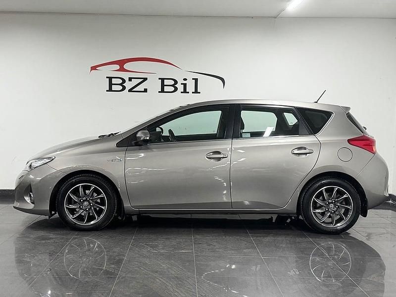 Begagnad Toyota Auris Hybrid Active 136 HK (100 kW) 2013 Brun Halvkombi