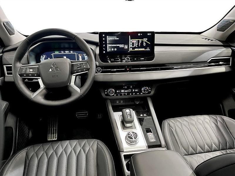 Begagnad Mitsubishi Outlander P-HEV Instyle 136 HK (100 kW) 2025 Vit SUV