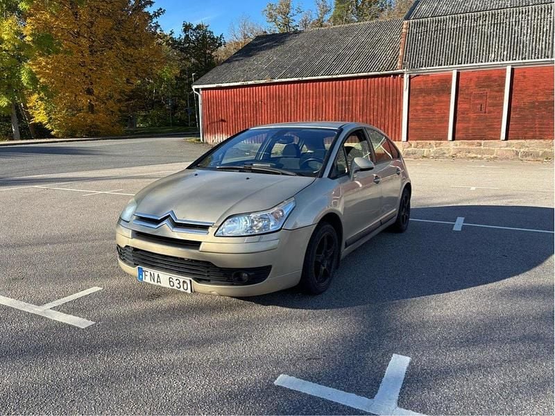 Brun Begagnad 2007 Citroën C4 Halvkombi | 21 900 kr (Marknadspris) - Bild 1/4