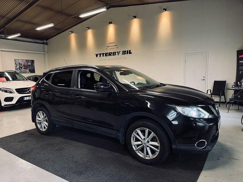 Svart Begagnad 2015 Nissan Qashqai 360º SUV | 99 900 kr (Bra pris) - Bild 1/4