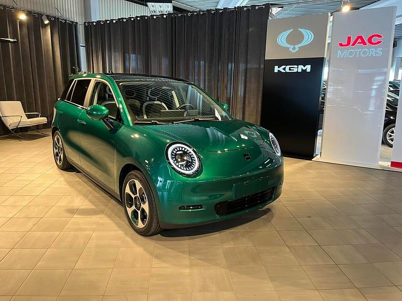 Grön Ny 2025 JAC E30X Halvkombi | 334 000 kr - Bild 1/4