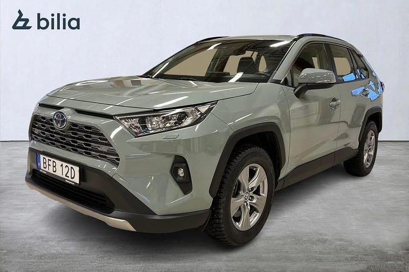 Grön Begagnad 2022 Toyota RAV4 Hybrid Active SUV | 354 900 kr (Bra pris) - Bild 1/4