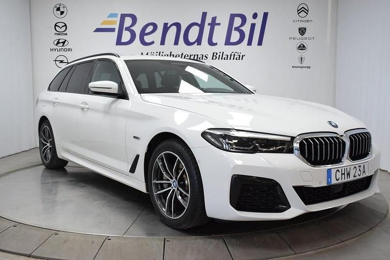 Alpine white Begagnad 2023 BMW 530 M Sport Kombi | 409 500 kr - Bild 1/3