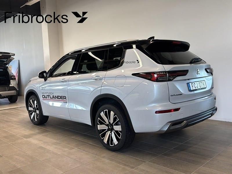 Begagnad Mitsubishi Outlander Instyle 136 HK (100 kW) 2025 White diamond + black roof (d) SUV