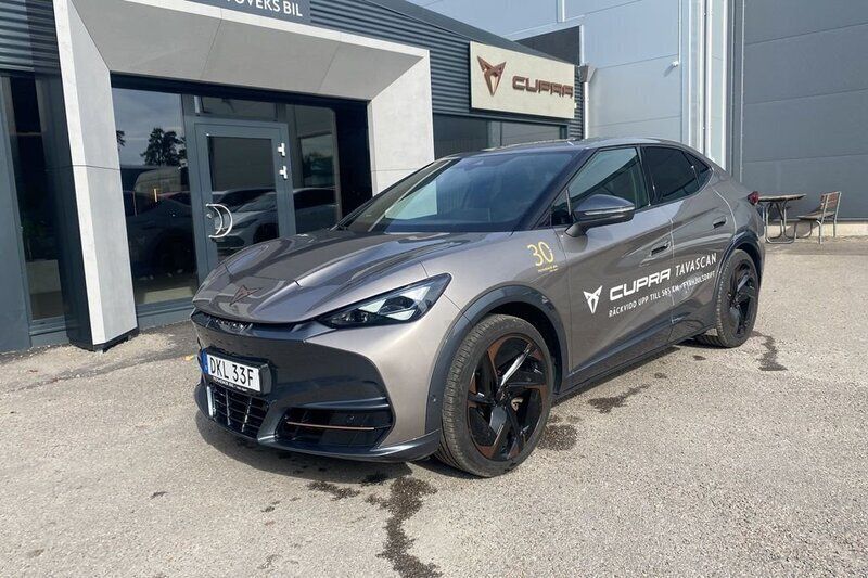 Ljusbrun (atacama desert metallic) Begagnad 2024 Cupra Tavascan VZ SUV | 579 900 kr (Marknadspris) - Bild 1/4