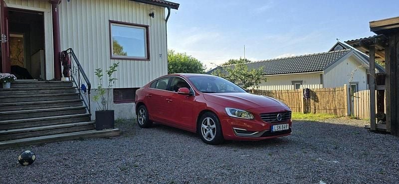 Röd Begagnad 2015 Volvo S60 Sedan | 170 000 kr (Marknadspris) - Bild 1/3