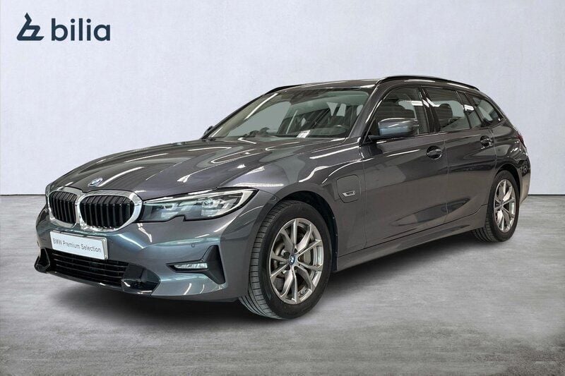 Grå (mineralgrå metallic) Begagnad 2022 BMW 330e Sport Line Kombi | 314 900 kr (Superpris) - Bild 1/4