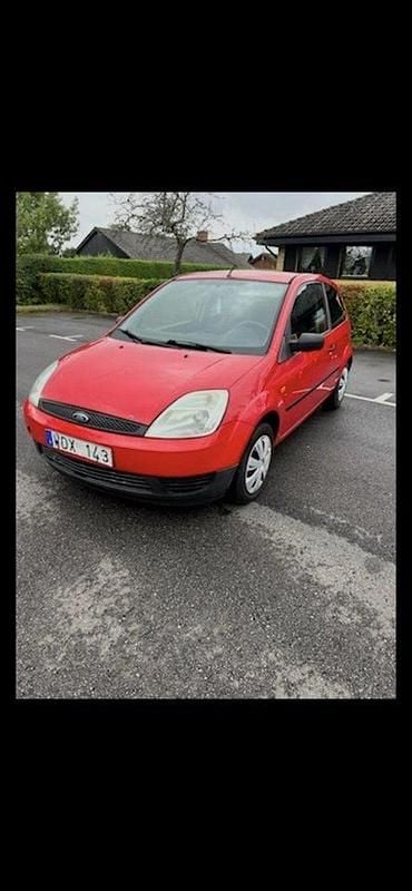 Röd Begagnad 2005 Ford Fiesta Halvkombi | 10 900 kr (Marknadspris) - Bild 1/4