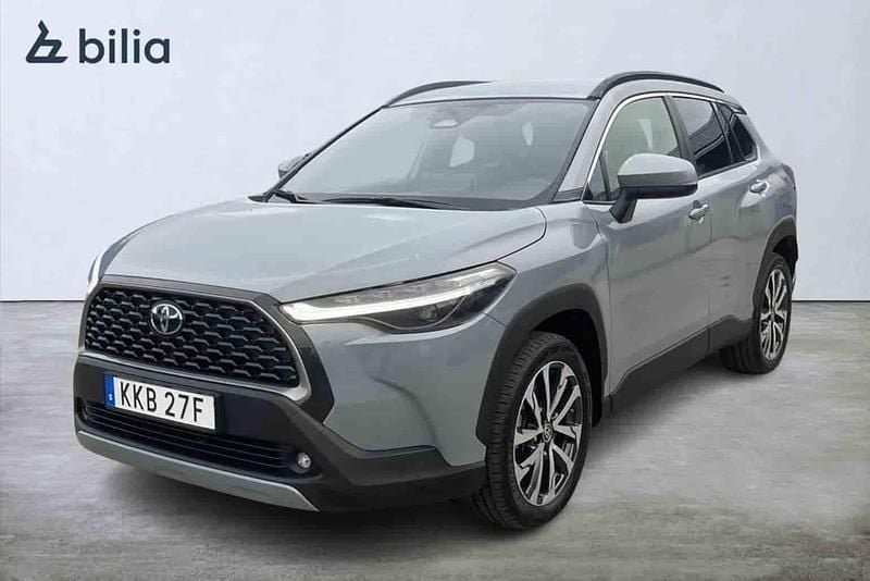 Grå Begagnad 2024 Toyota Corolla Cross Executive SUV | 424 900 kr (Marknadspris) - Bild 1/1