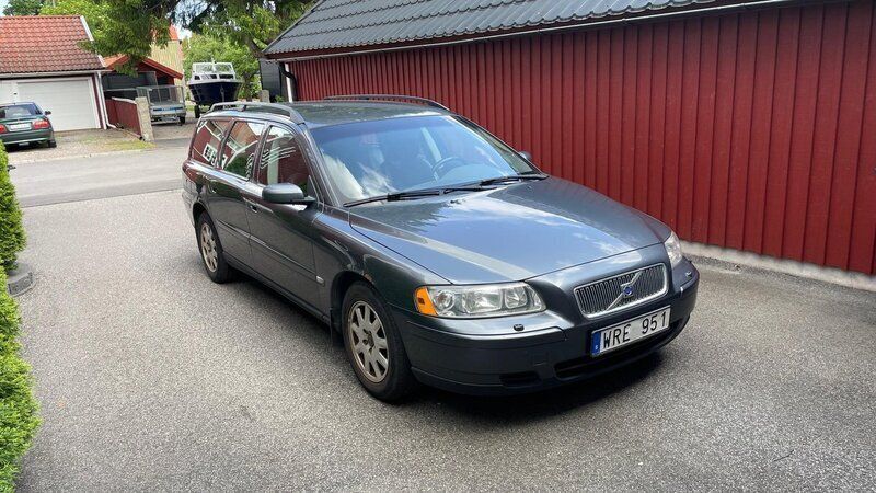 Grå Begagnad 2005 Volvo V70 Business Edition Kombi | 14 000 kr (Bra pris) - Bild 1/4