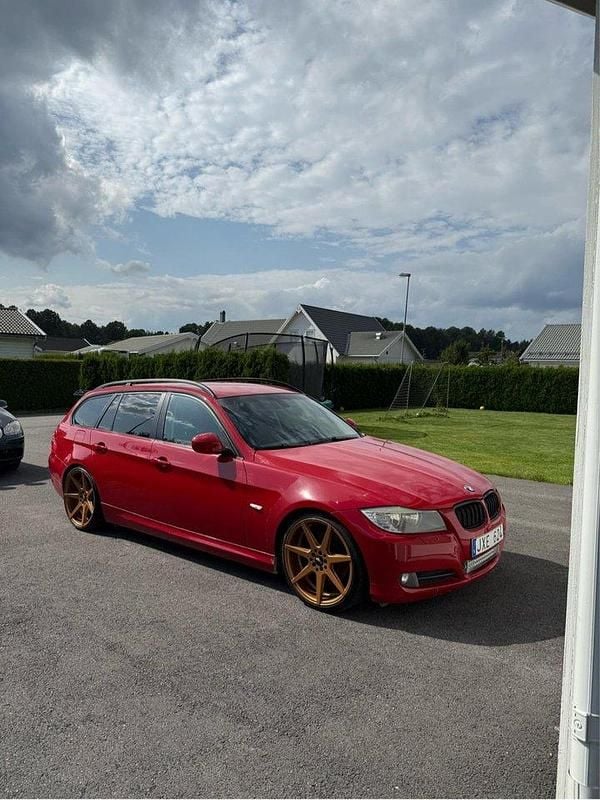 Röd Begagnad 2010 BMW 318 Kombi | 80 000 kr - Bild 1/4