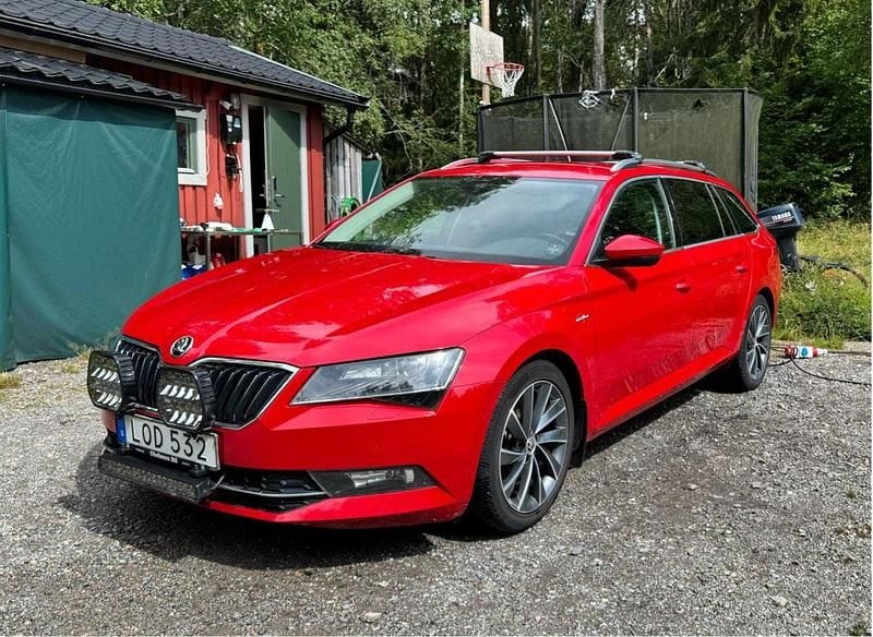 Röd Begagnad 2019 Skoda Superb Business Line Kombi | 274 900 kr (Marknadspris) - Bild 1/4