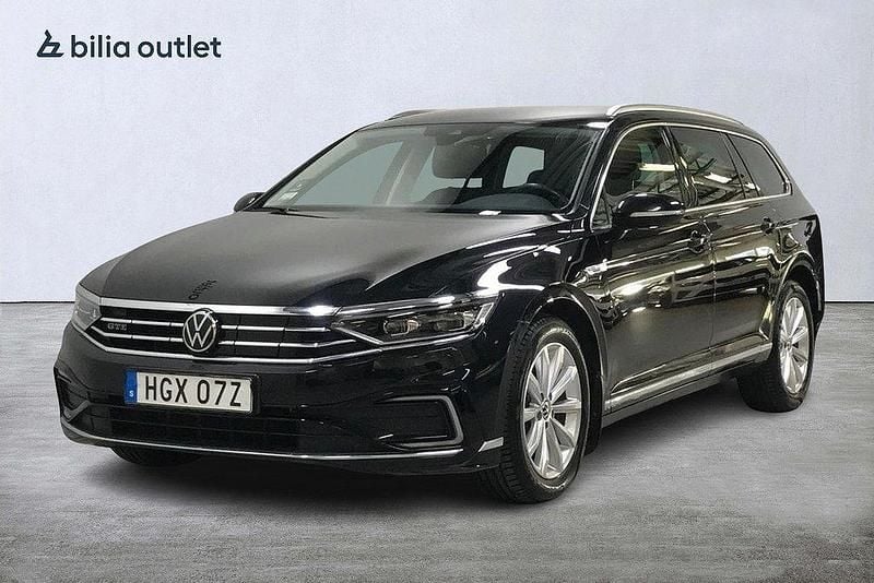 Svart Begagnad 2022 VW Passat GTE Kombi | 309 900 kr (Marknadspris) - Bild 1/4