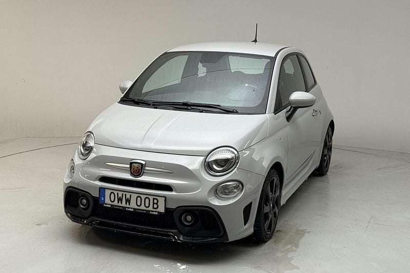 Grå Begagnad 2022 Abarth 595 | 159 000 kr (Marknadspris) - Bild 1/4