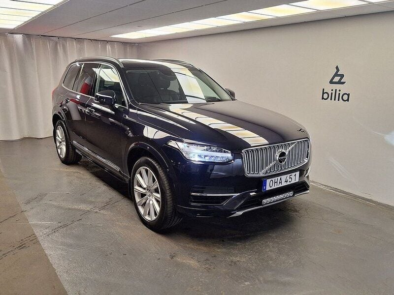 Mörkblå Begagnad 2016 Volvo XC90 Inscription SUV | 404 000 kr (Marknadspris) - Bild 1/4