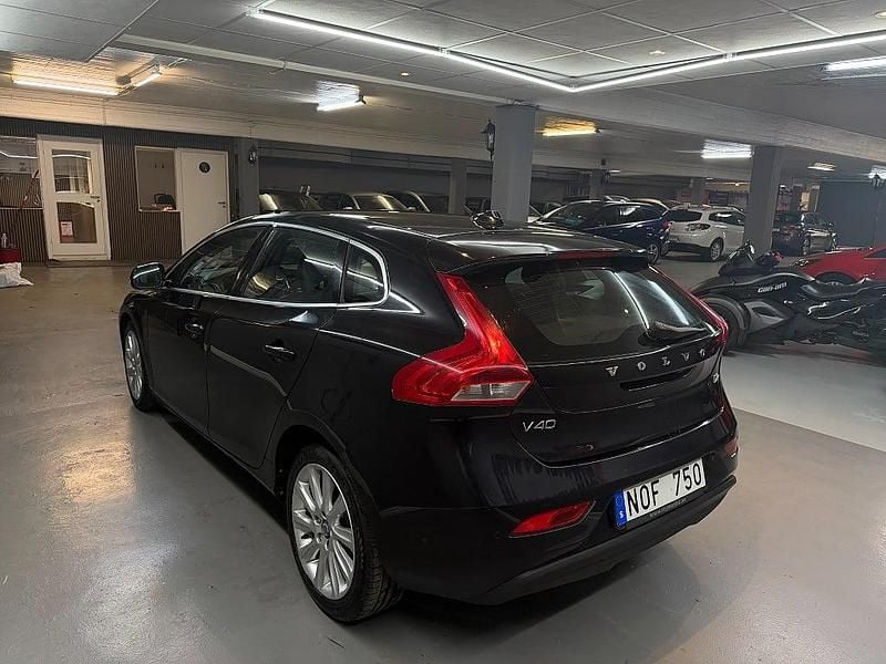 Begagnad Volvo V40 Summum 114 HK (83 kW) 2013 Svart Halvkombi