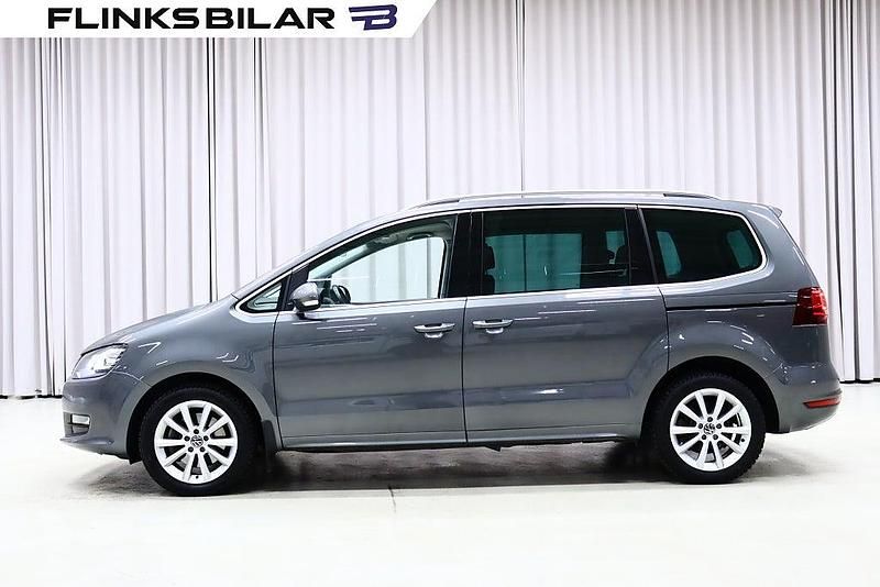 Indiumgrå metallic Begagnad 2022 VW Sharan Minibuss | 349 900 kr (Marknadspris) - Bild 1/4