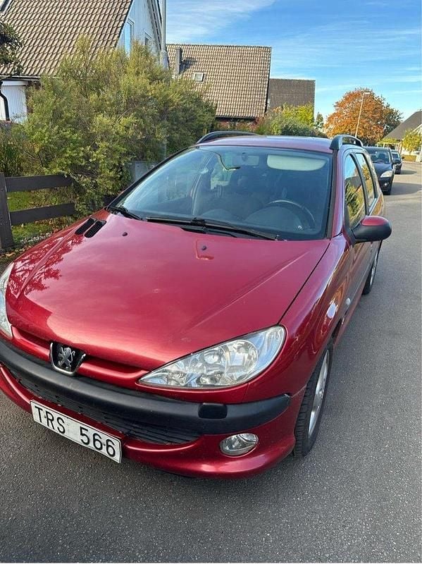 Röd Begagnad 2003 Peugeot 206 Kombi | 14 000 kr - Bild 1/4