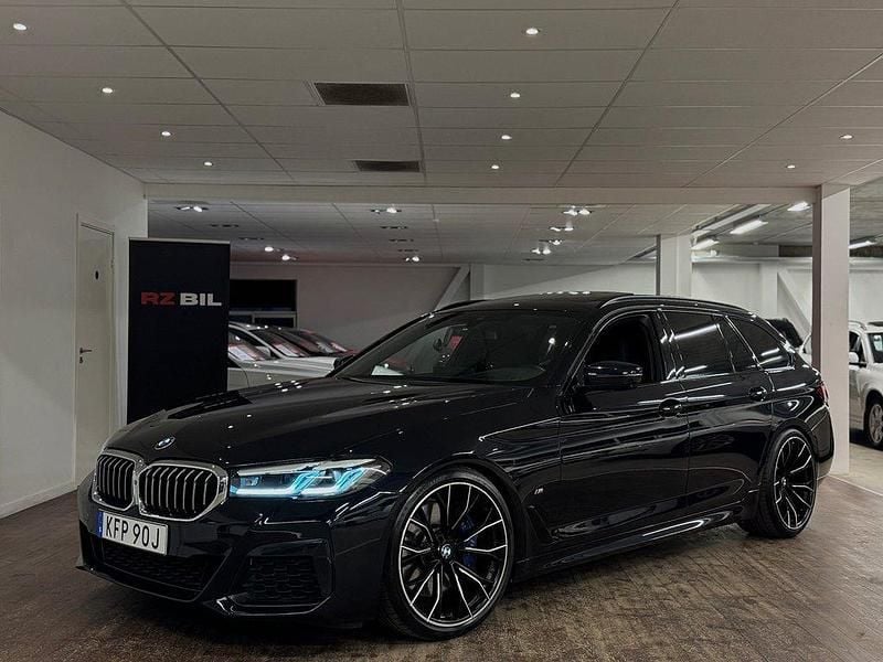Svart Begagnad 2021 BMW 540 Comfort Edition Kombi | 519 900 kr (Marknadspris) - Bild 1/3