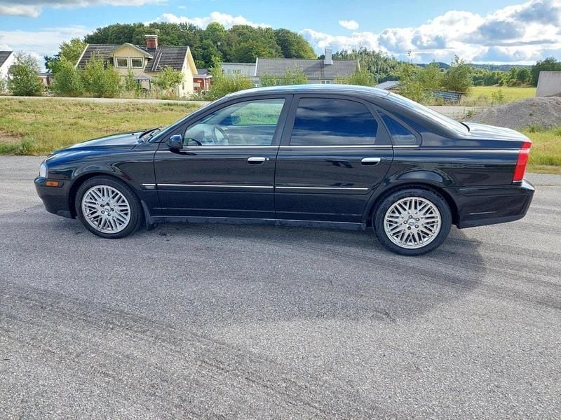 Svart Begagnad 2006 Volvo S80 Momentum Sedan | 36 000 kr (Superpris) - Bild 1/4