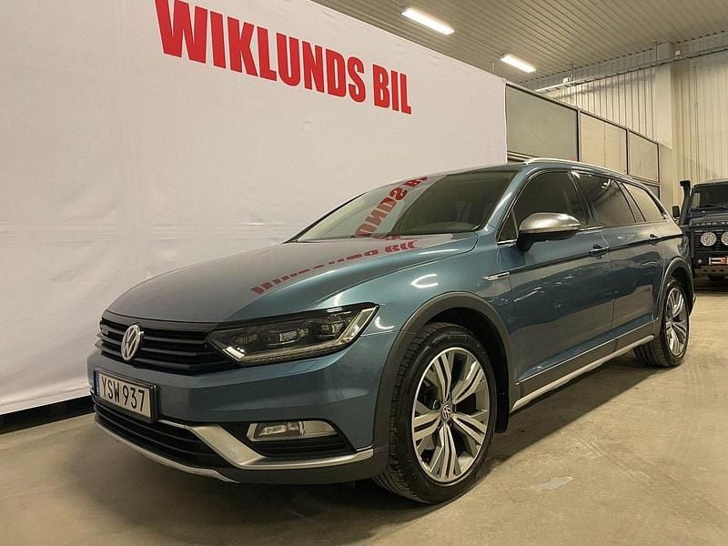 Blå Begagnad 2017 VW Passat Alltrack Kombi | 189 900 kr (Lite dyr) - Bild 1/4