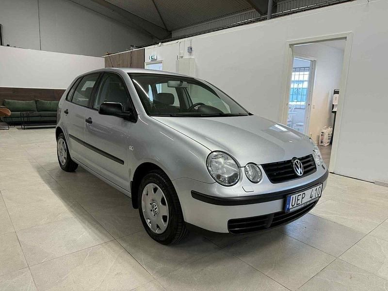 Silver Begagnad 2003 VW Polo Halvkombi | 49 900 kr (Dyr) - Bild 1/4