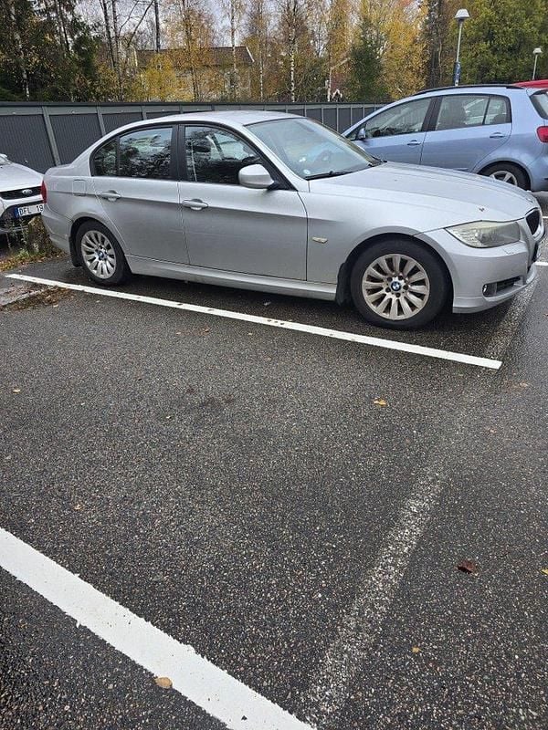 Grå Begagnad 2010 BMW 320 Comfort Edition Sedan | 85 000 kr (Marknadspris) - Bild 1/4