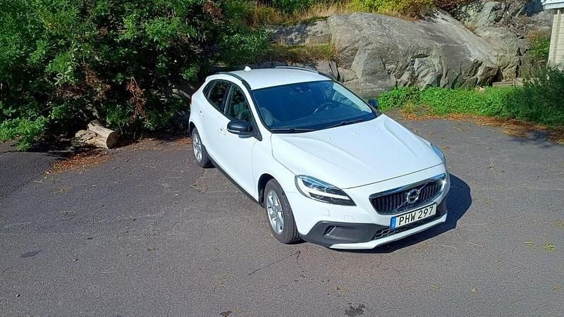 Vit Begagnad 2017 Volvo V40 CC Momentum Kombi | 153 000 kr (Bra pris) - Bild 1/4