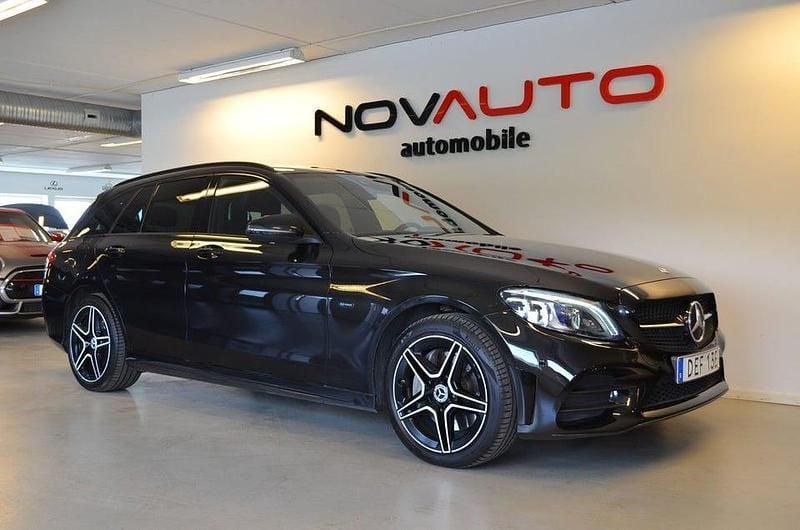 Obisidiansvart metallic Begagnad 2021 Mercedes C300 AMG Kombi | 259 000 kr (Marknadspris) - Bild 1/4