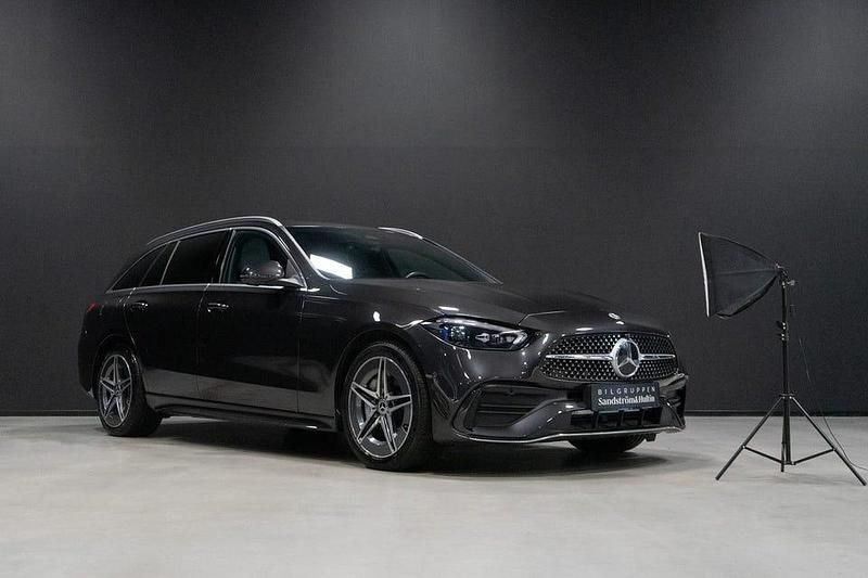 Grafitgrå metallic Begagnad 2024 Mercedes C300 Premium Kombi | 539 000 kr - Bild 1/4
