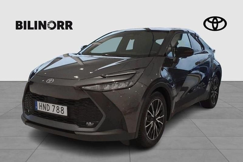 Grå Begagnad 2023 Toyota C-HR Style SUV | 329 900 kr (Lite dyr) - Bild 1/4