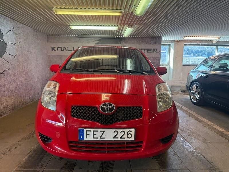 Begagnad Toyota Yaris 69 HK (50 kW) 2006 Röd