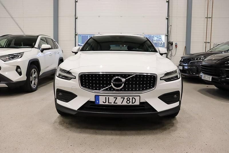 Begagnad Volvo V60 CC Momentum 190 HK (139 kW) 2019 Vit Kombi