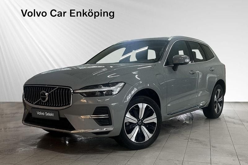 Grå Begagnad 2024 Volvo XC60 Plus SUV | 519 900 kr (Marknadspris) - Bild 1/3