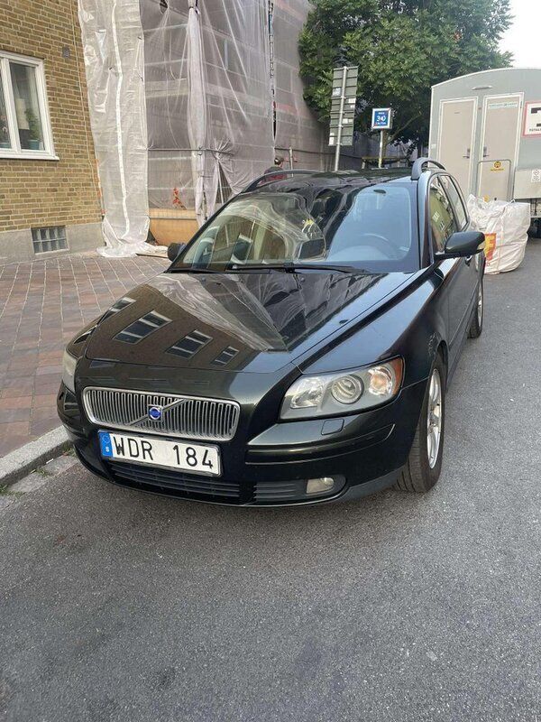 Grön Begagnad 2005 Volvo V50 Kinetic Kombi | 33 499 kr (Marknadspris) - Bild 1/4