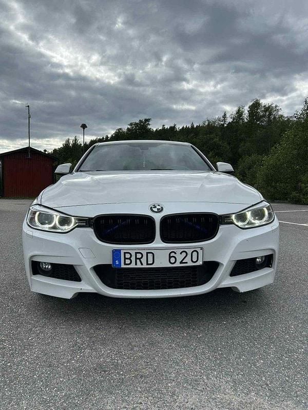 Vit Begagnad 2013 BMW 320 M Sport Sedan | 165 000 kr (Lite dyr) - Bild 1/4